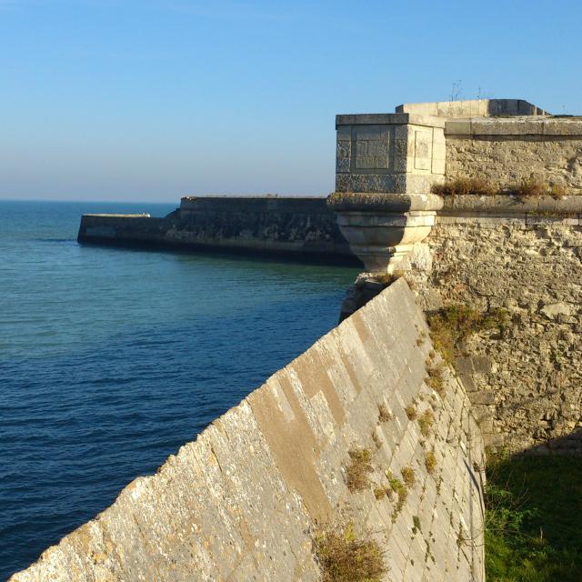 Vue des fortifications en pierre de Saint-Martin-de-Ré au bord de la mer.