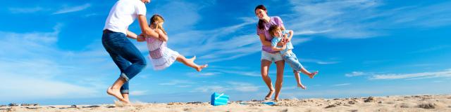 Une famille s'amuse sur une plage de sable sur l'île de Ré.