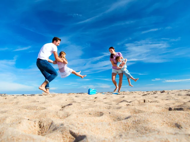 Une famille s'amuse sur une plage de sable sur l'île de Ré.