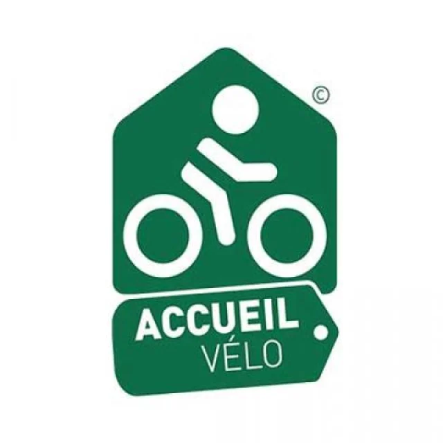 Logo vert et blanc avec un pictogramme de vélo, représentant le label Accueil Vélo.