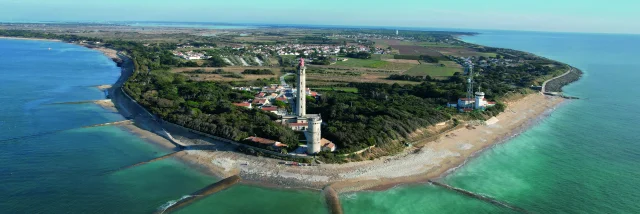 Vue côtière du phare des Baleines, montrant son emplacement sur la pointe de l'île de Ré.