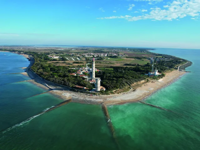 Vue côtière du phare des Baleines, montrant son emplacement sur la pointe de l'île de Ré.