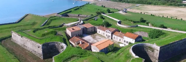 Vue aérienne du Fort La Prée avec son architecture imposante.