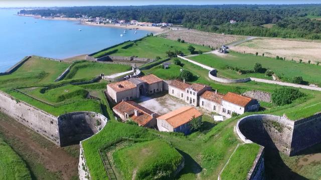 Vue aérienne du Fort La Prée avec son architecture imposante.