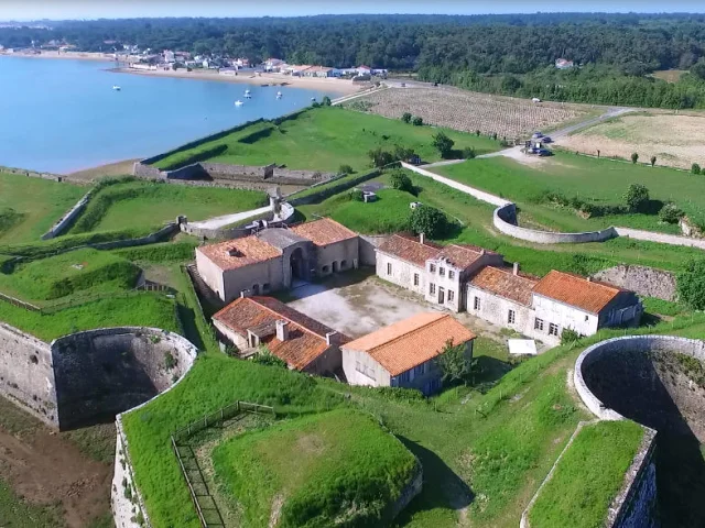 Vue aérienne du Fort La Prée avec son architecture imposante.