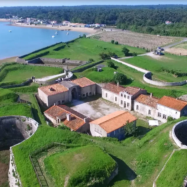 Vue aérienne du Fort La Prée avec son architecture imposante.