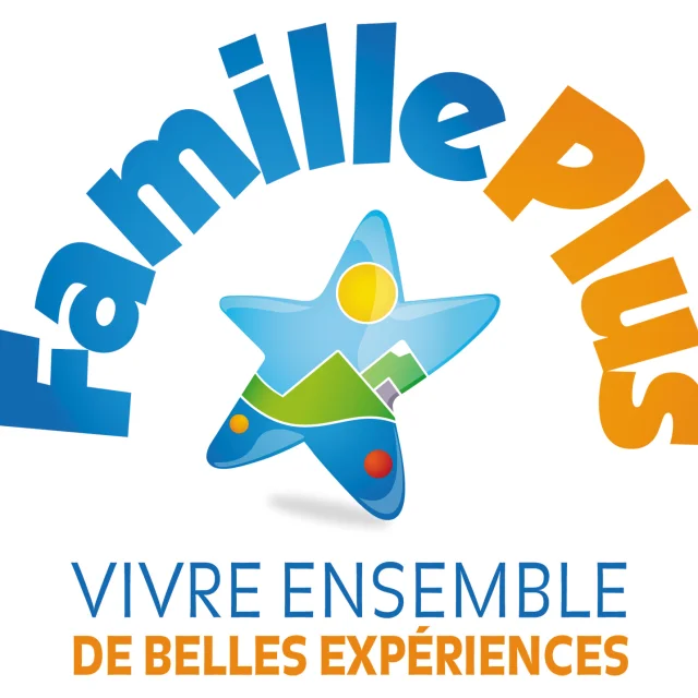 Logo Famille Plus, indiquant un accueil et des activités adaptés aux familles.