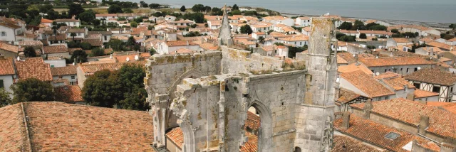 Vue sur les toits de Saint-Martin-de-Ré depuis le clocher.