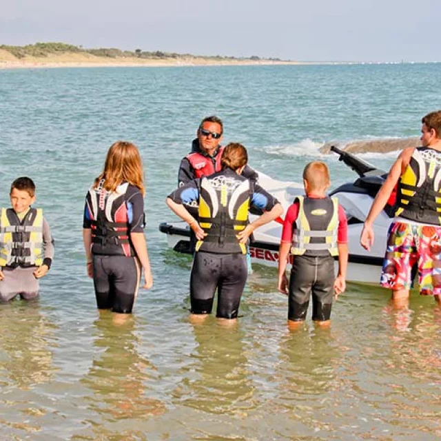 Des enfants participent à une activité nautique en mer sur l’île de Ré.