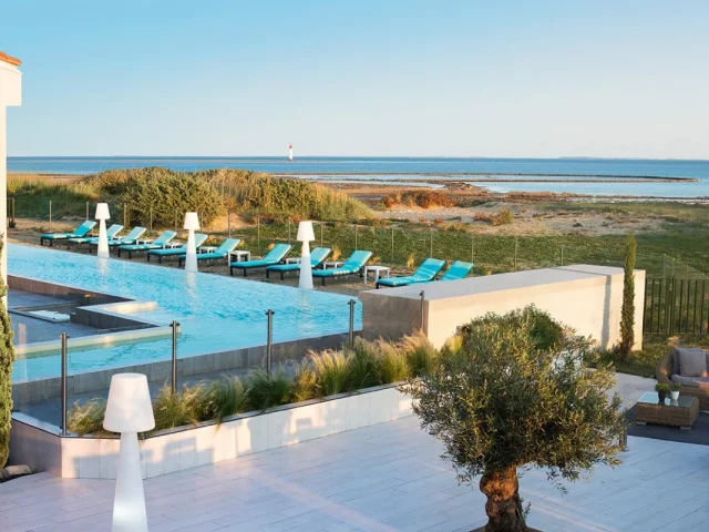 Piscine extérieure avec vue sur la mer dans un centre de thalasso sur l'île de Ré.