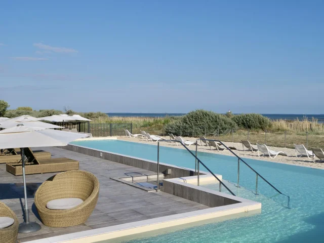 Piscine extérieure avec vue sur l'océan, dans un centre de thalasso.