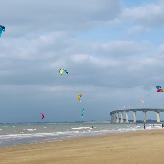 Une plage avec des kite-surfeurs à Rivedoux sur l’île de Ré.