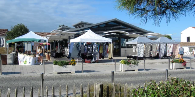 Marché de Rivedoux-Plage avec des stands blancs et ciel bleu