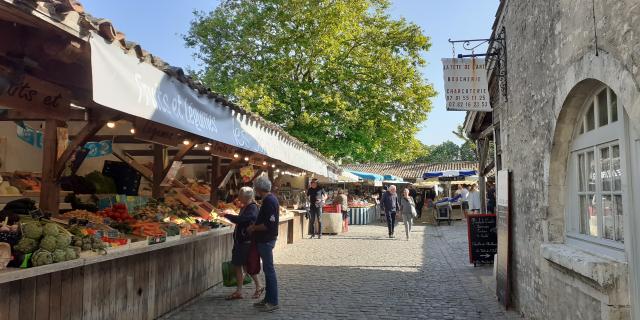 Scène animée d'un marché traditionnel à La Flotte.