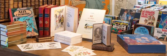 Intérieur de la librairie de l'Atelier Quillet avec livres anciens