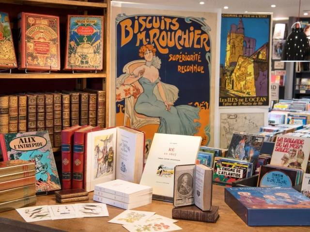 Intérieur de la librairie de l'Atelier Quillet avec livres anciens