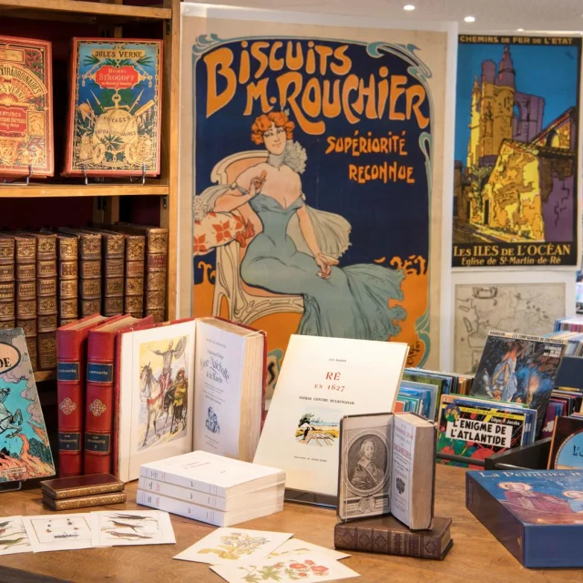 Intérieur de la librairie de l'Atelier Quillet avec livres anciens