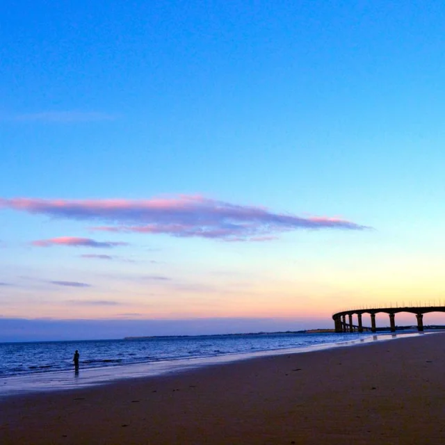 Le pont et la plage Nord de Rivedoux au lever du soleil.