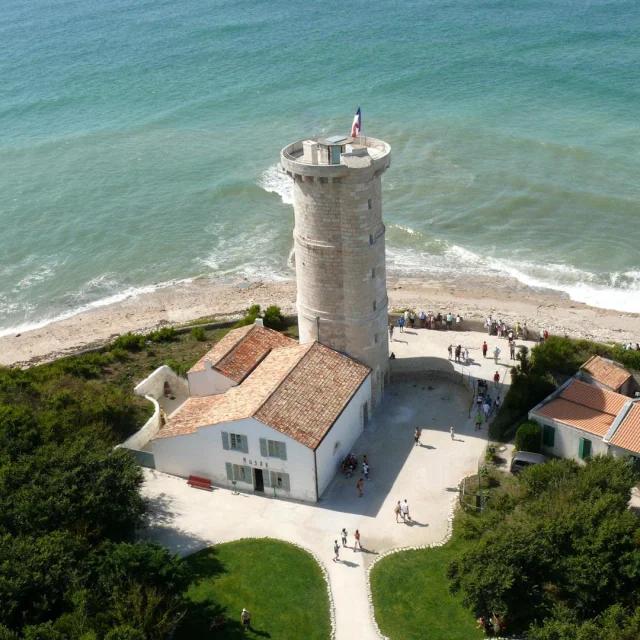 Vue aérienne de la Vieille Tour des Baleines, située près de l'océan sur l'île de Ré.