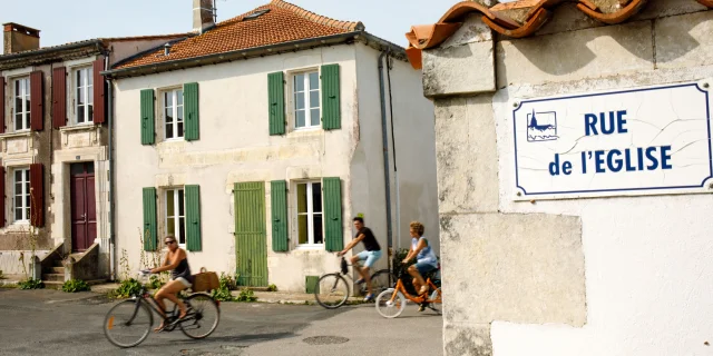 Personnes à vélo dans la Rue de l'Église à Sainte-Marie-de-Ré