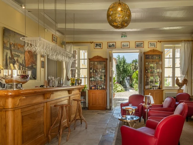 Bar en bois classique avec fauteuils rouges