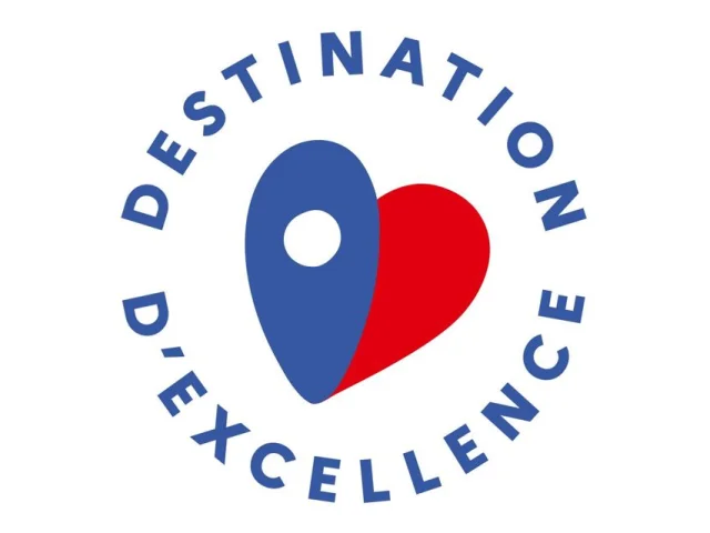 Logo du label 'Destination d'Excellence' en bleu, rouge et blanc.