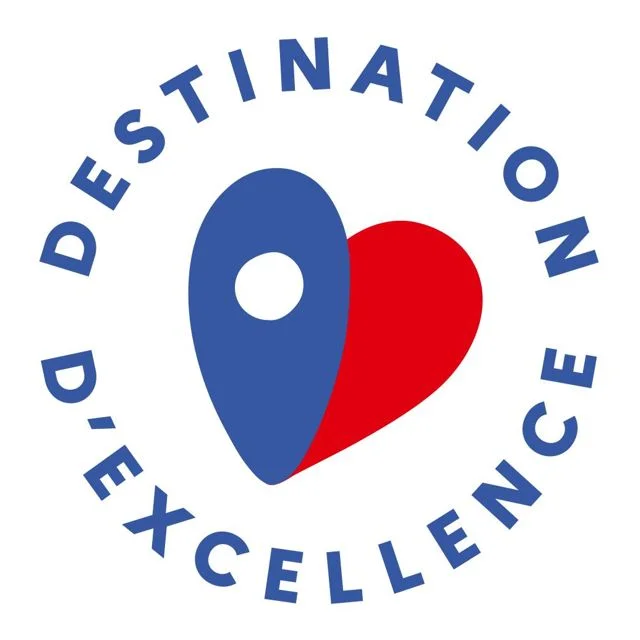 Logo du label 'Destination d'Excellence' en bleu, rouge et blanc.