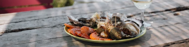 Assiette de crevettes et verre de vin avec vue sur la mer