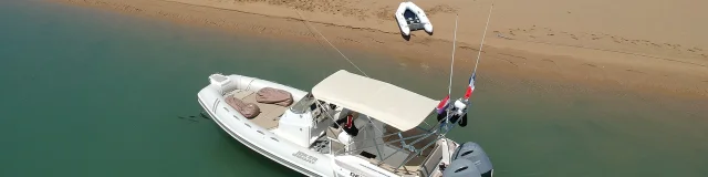 Un bateau amarré sur le banc du bûcheron à l'Île de Ré