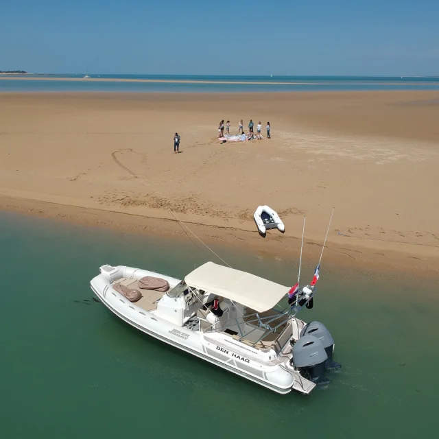 Un bateau amarré sur le banc du bûcheron à l'Île de Ré