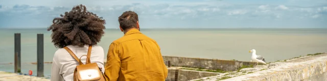 Un couple assis face à la mer au port de Saint-Martin-de-Ré