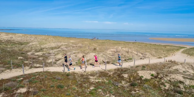 Coureurs sur la plage de la Loge aux Portes-en-Ré.