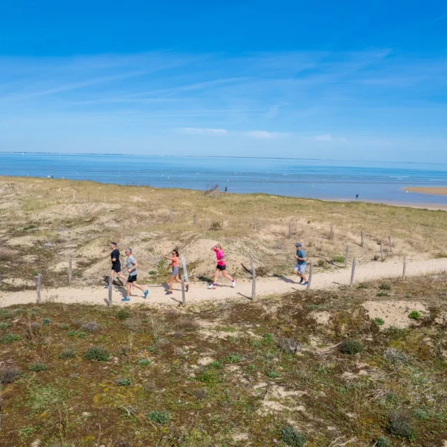 Coureurs sur la plage de la Loge aux Portes-en-Ré.