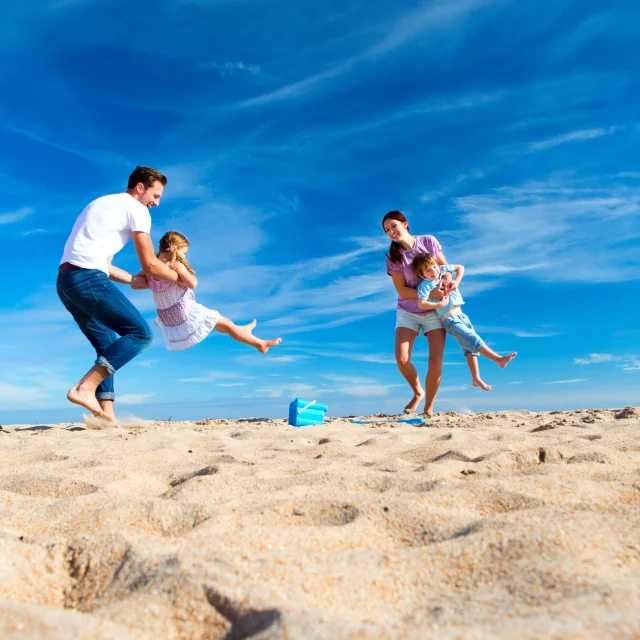 Famille en vacances sur une plage de sable