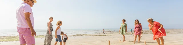 Famille jouant sur une plage de l'île de Ré