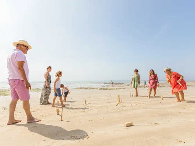 Famille jouant sur une plage de l'île de Ré