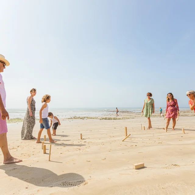 Famille jouant sur une plage de l'île de Ré