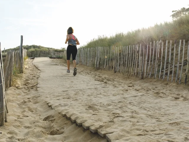 Femme en footing sur la plage du Lizay