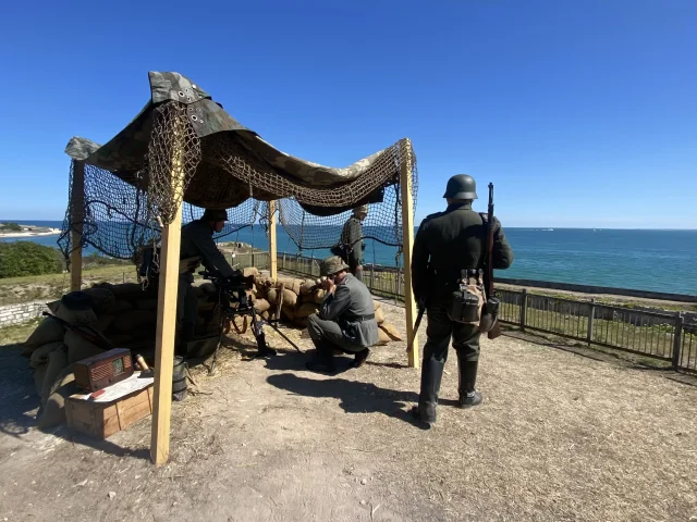 Reconstitution avec un soldat près d'une tente au fort La Prée64