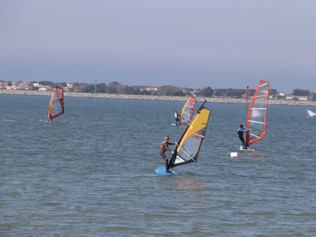 Personnes pratiquant la planche à voile au Goisil, île de Ré