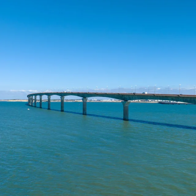 Pont de l'île de Ré s'étendant sur la mer avec un ciel dégagé