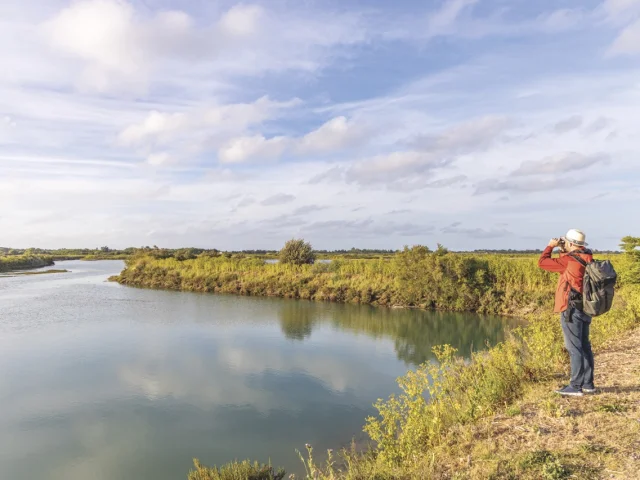 Randonneur explorant la réserve naturelle sur l'île de Ré.