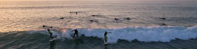 Surfeurs au coucher du soleil aux Portes-en-Ré