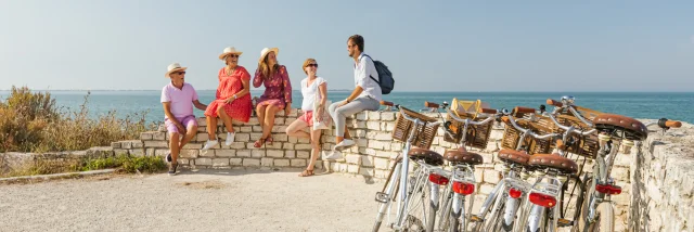 Touristes à vélo sur l'île de Ré.