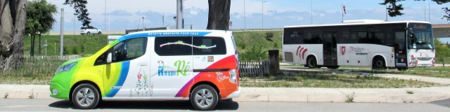 Navette de transport colorée stationnée sous les arbres sur l'île de Ré.