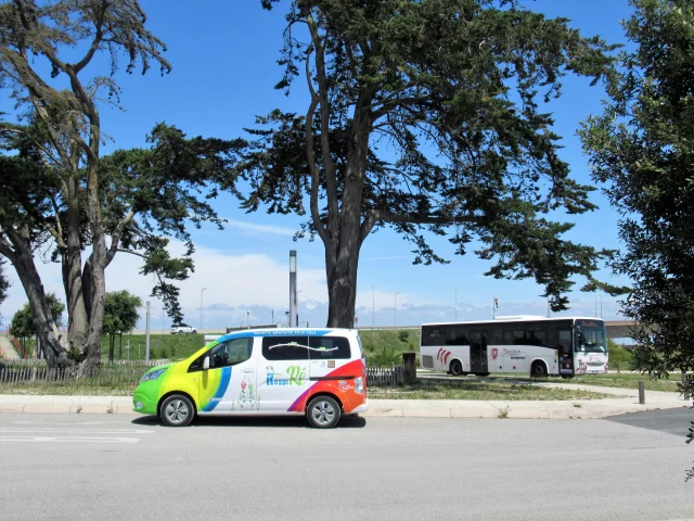 Navette de transport colorée stationnée sous les arbres sur l'île de Ré.