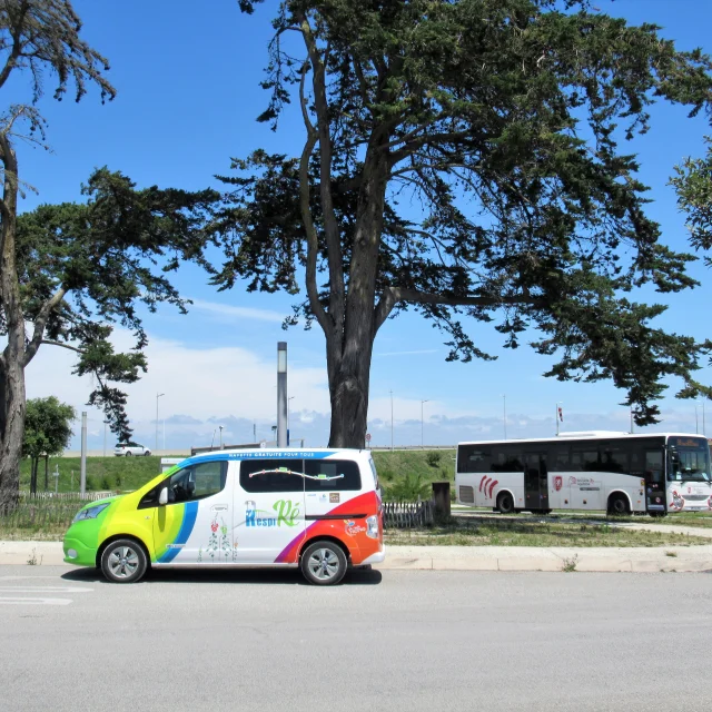 Navette de transport colorée stationnée sous les arbres sur l'île de Ré.