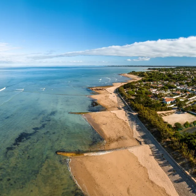 Vue aérienne panoramique de la plage du Gros Jonc aux Portes-en-Ré de l'île de Ré.