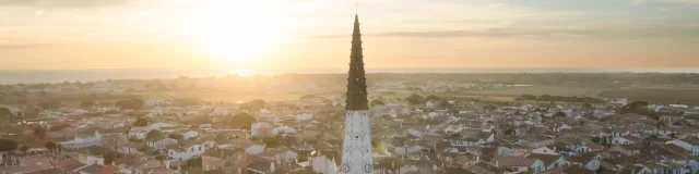 Vue aérienne du clocher de l'église d'Ars-en-Ré au coucher du soleil