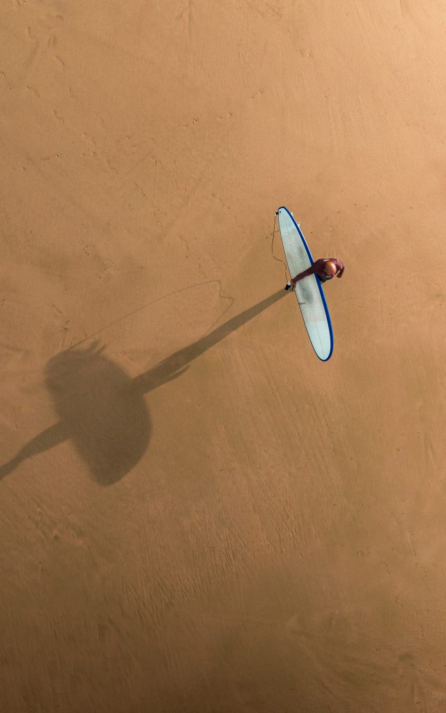 Surfeur solitaire vu du ciel à la plage des Gouillauds